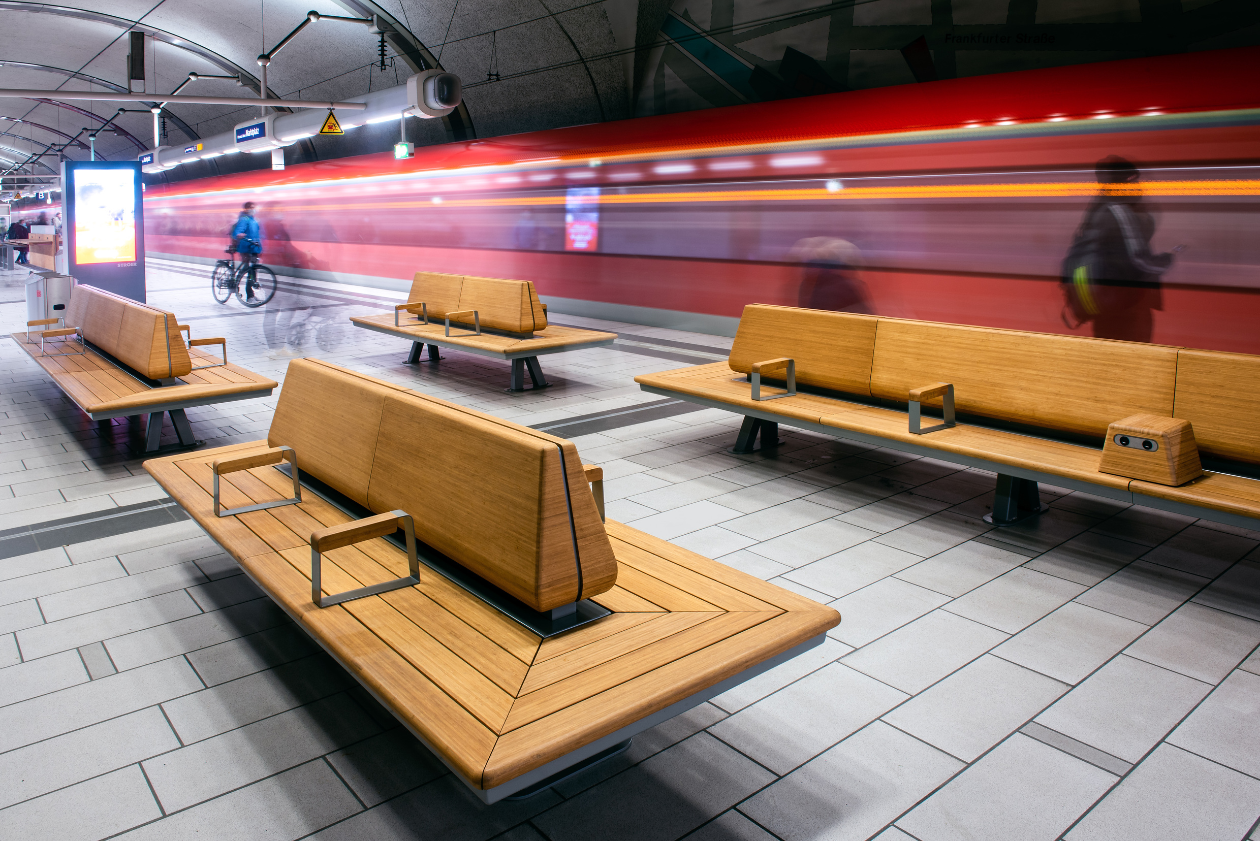Neue Sitzelemente aus Holz am Bahnhof Offenbach Marktplatz