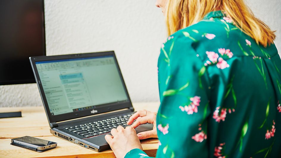 Symbolbild Anmeldung Newsletter - Frau am Laptop