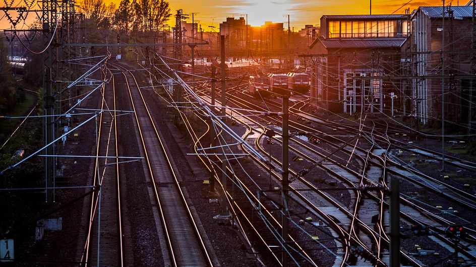  Sonnenuntergang im Vorfeld des Frankfurter Hbf