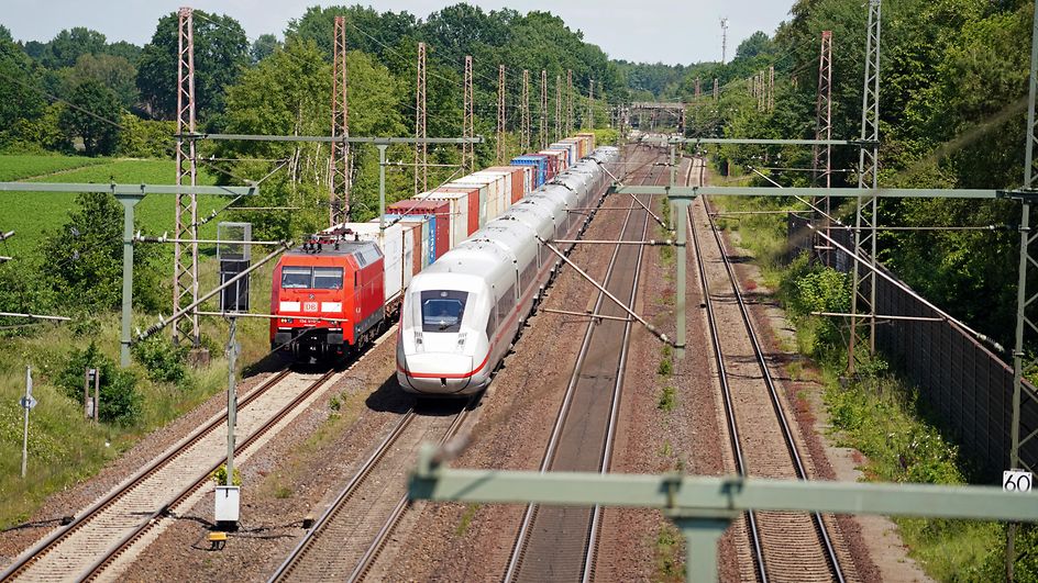 Ein ICE und ein Güterzug auf dem Korridor Hannover-Hamburg