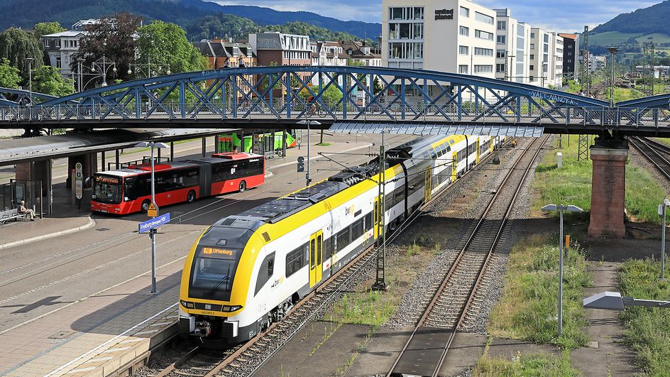 Ein Triebwagen der Baureihe ET 1462 Desiro HC der DB Regio Baden-Württemberg bei der Einfahrt in Freiburg (Breisgau) Hbf.