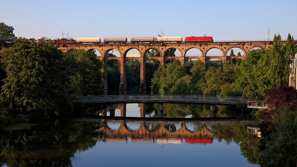 Symbolbild - Eisenbahnbrücke über das Enztal in Bietigheim-Bissingen - DB Cargo mit Baureihe 185