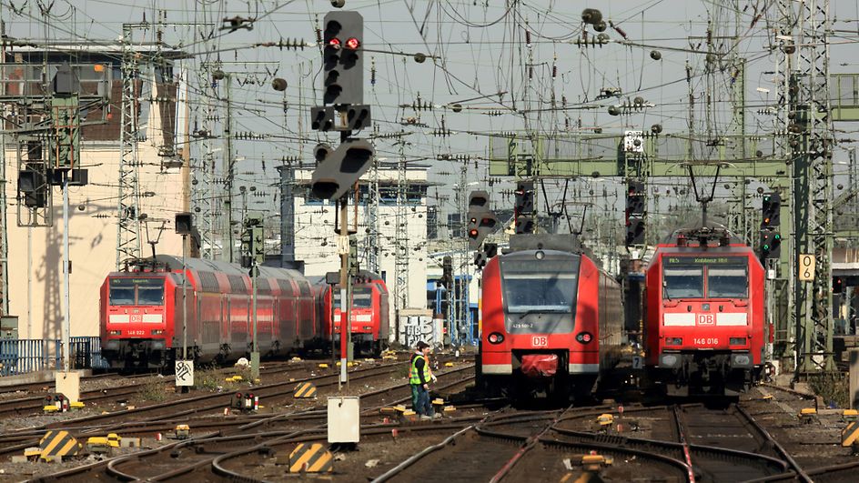 Köln Hbf, 4 Regionalzüge nebeneinander unterwegs