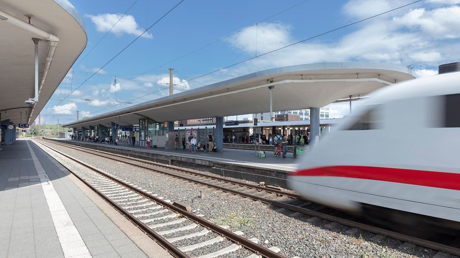 bahnsteig- und stationsbezogene Angaben