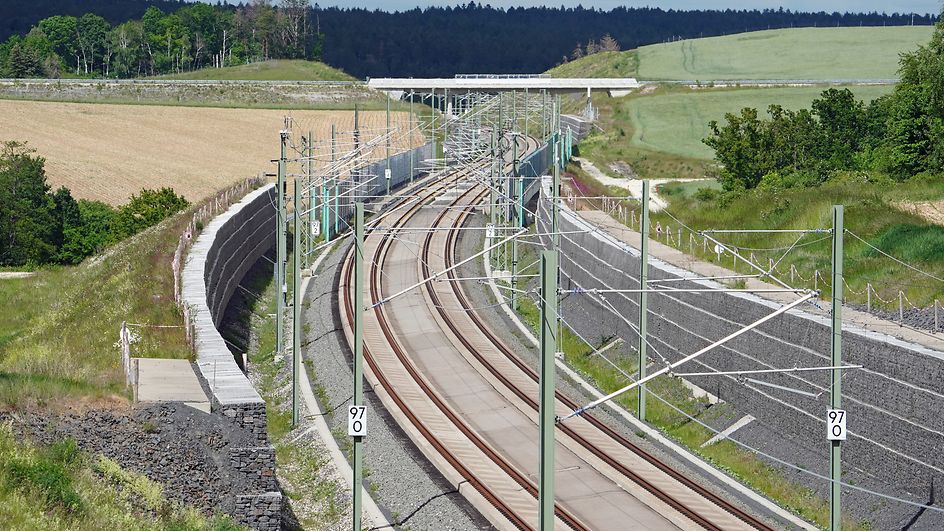 Symbolbild Schienennetz - Elektrifizierte Hauptstrecke im Netz der Deutschen Bahn