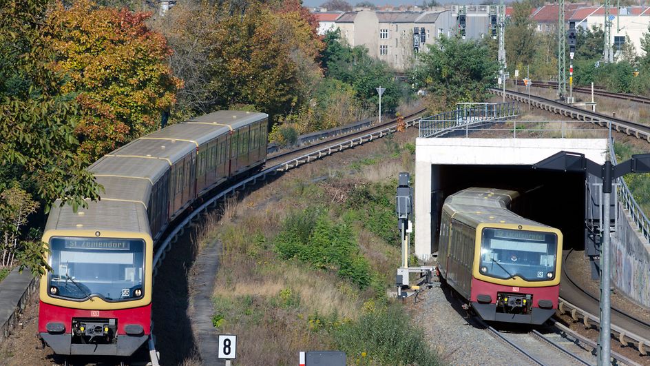 S-Bahn Berlin, elektrische Triebwagen der Baureihe ET 481 im Gleisvorfeld des Bahnhofs Bornholmer Straße