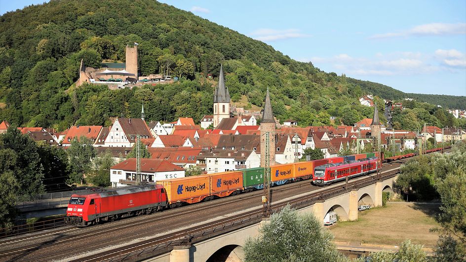 Symbolbild - DB Cargo mit einem Containerzug (Traktion Baureihe 152) und DB Regio mit einem Coradia ET 1440