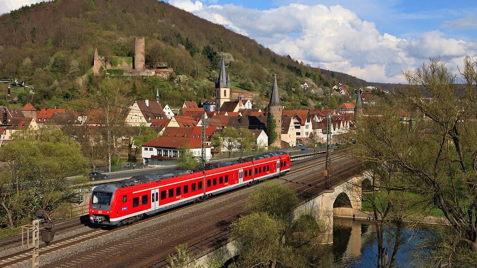 Symbolbild - Triebwagen der Baureihe ET 440.3 (Alstom Coradia Continental) als RB auf der Fränkischen Saalebrücke in Gemünden.