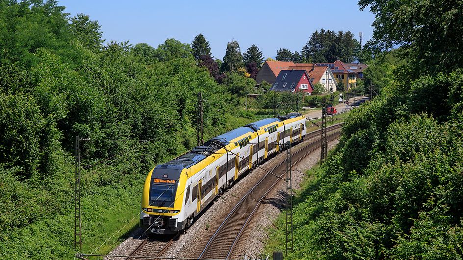 Symbolbild Personenverkehr - Bahnstrecke Mannheim-Basel - DB Regio mit einem Triebwagen der Baureihe ET 1462