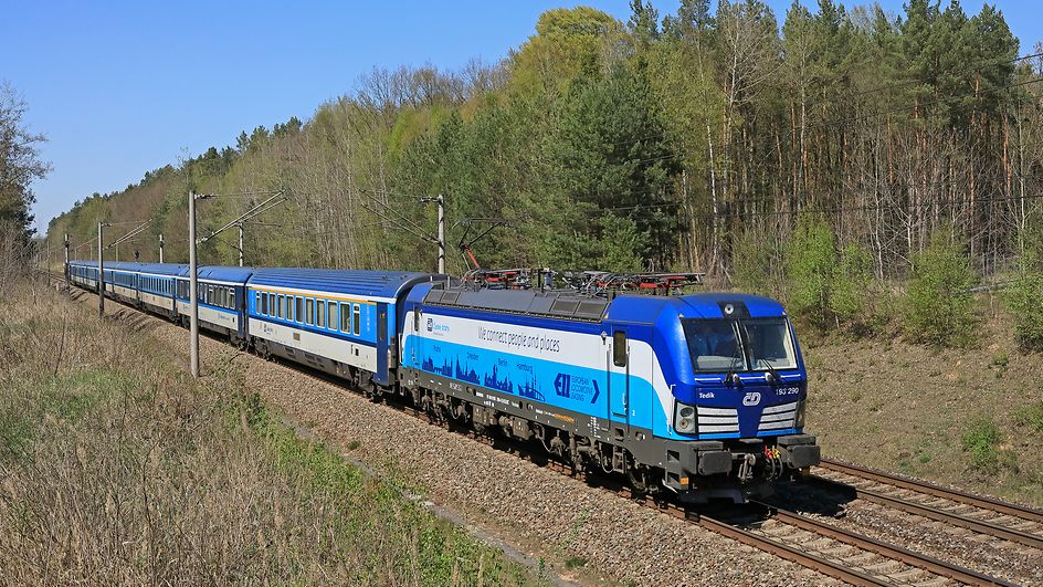 Eine Lok der Baureihe 193 im Einsatz bei der České dráhy, ČD, der Zug hat soeben den Bahnhof Ludwigslust verlassen.