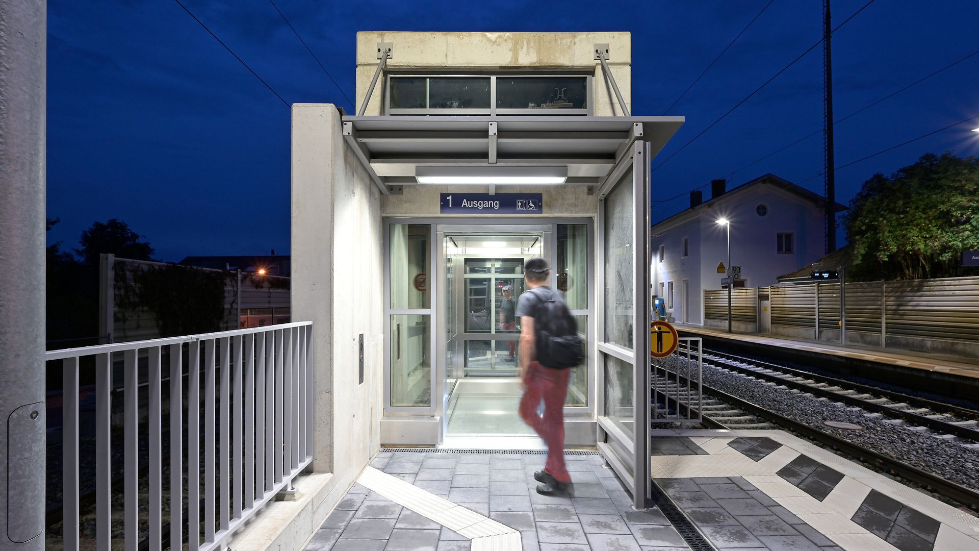 Neuer Aufzug am Bahnhof Sünching