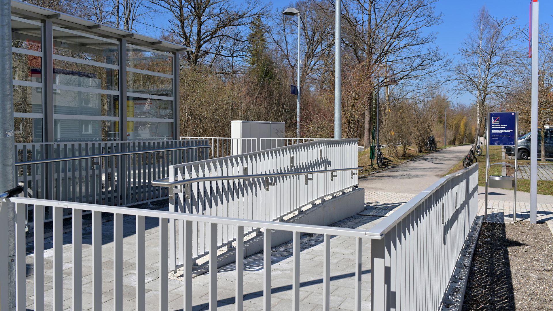Bahnsteigzugang mittels Rampe am Bahnhof Bernried