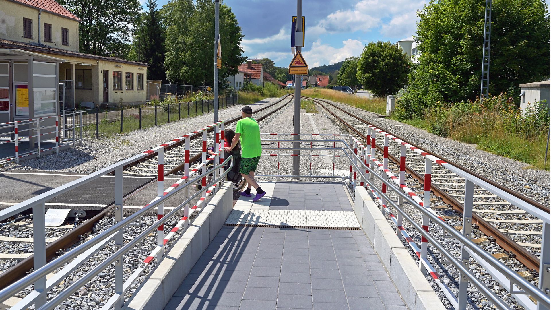 Bahnsteigzugang mittels Rampe am Bahnhof Peiting Ost