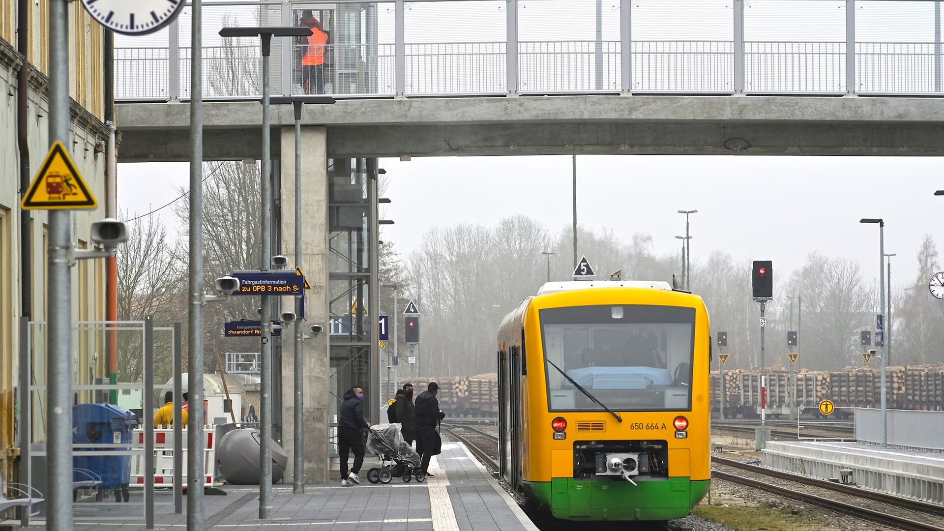 Stufenfreier Ein- und Ausstieg in den bzw. aus den haltenden Zug am Bahnhof Furth im Wald