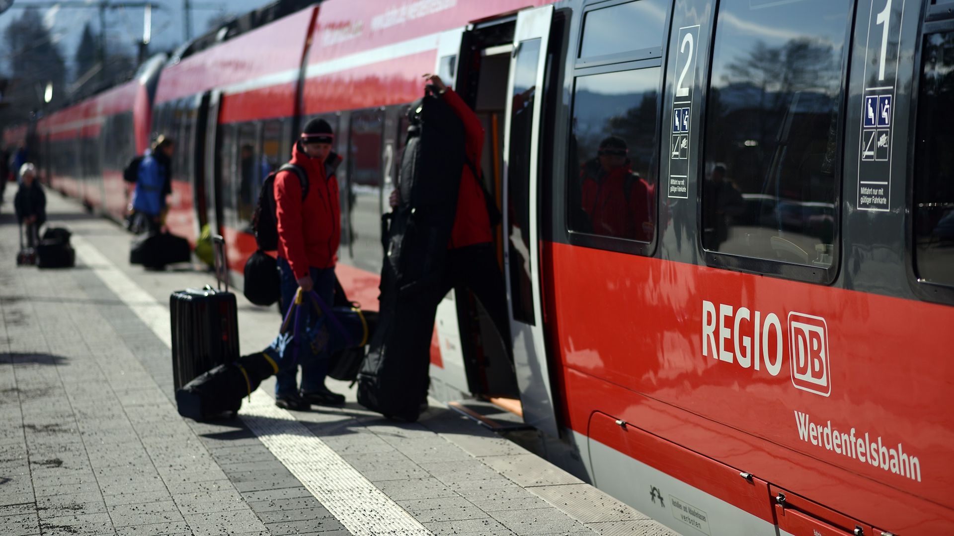 Stufenfreier Ein- und Ausstieg in den bzw. aus den haltenden Zug der Werdenfelsbahn