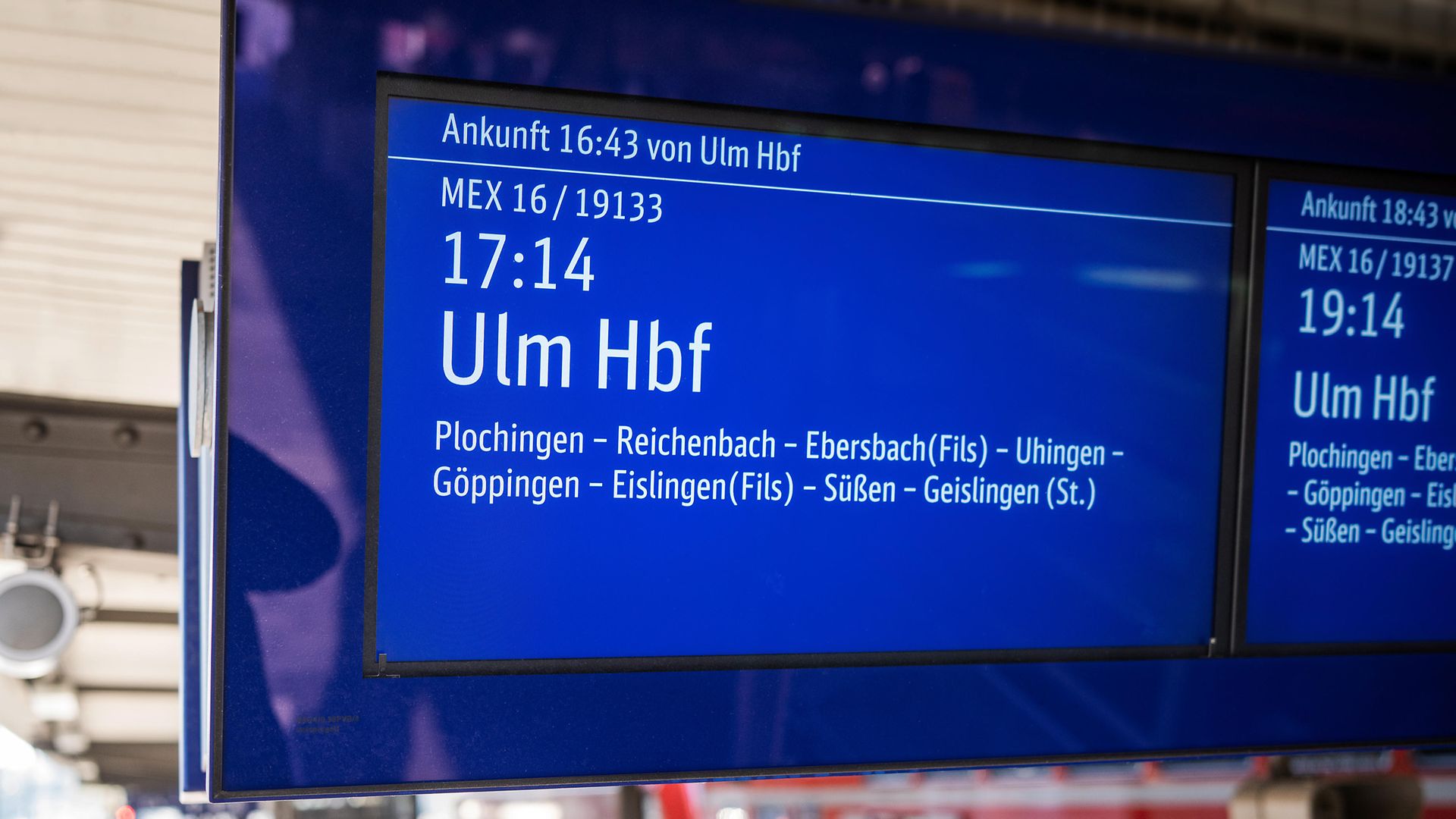 Digitaler Zugzielanzeiger am Bahnhof Esslingen (Neckar)