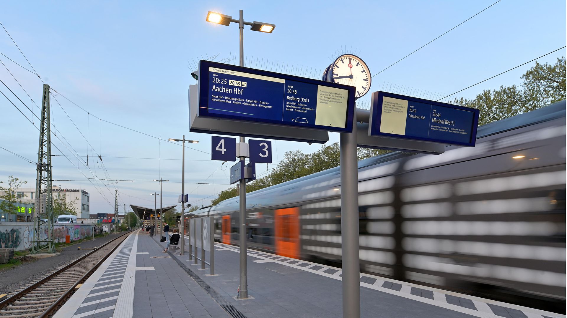 Moderner Zugzielanzeiger auf einem Bahnsteig