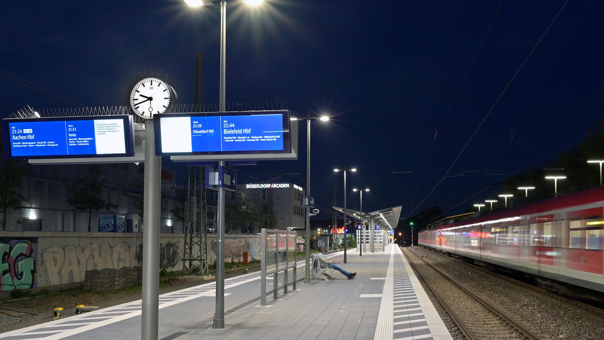 Digitale Zugzielanzeiger am Bahnhof Düsseldorf-Bilk