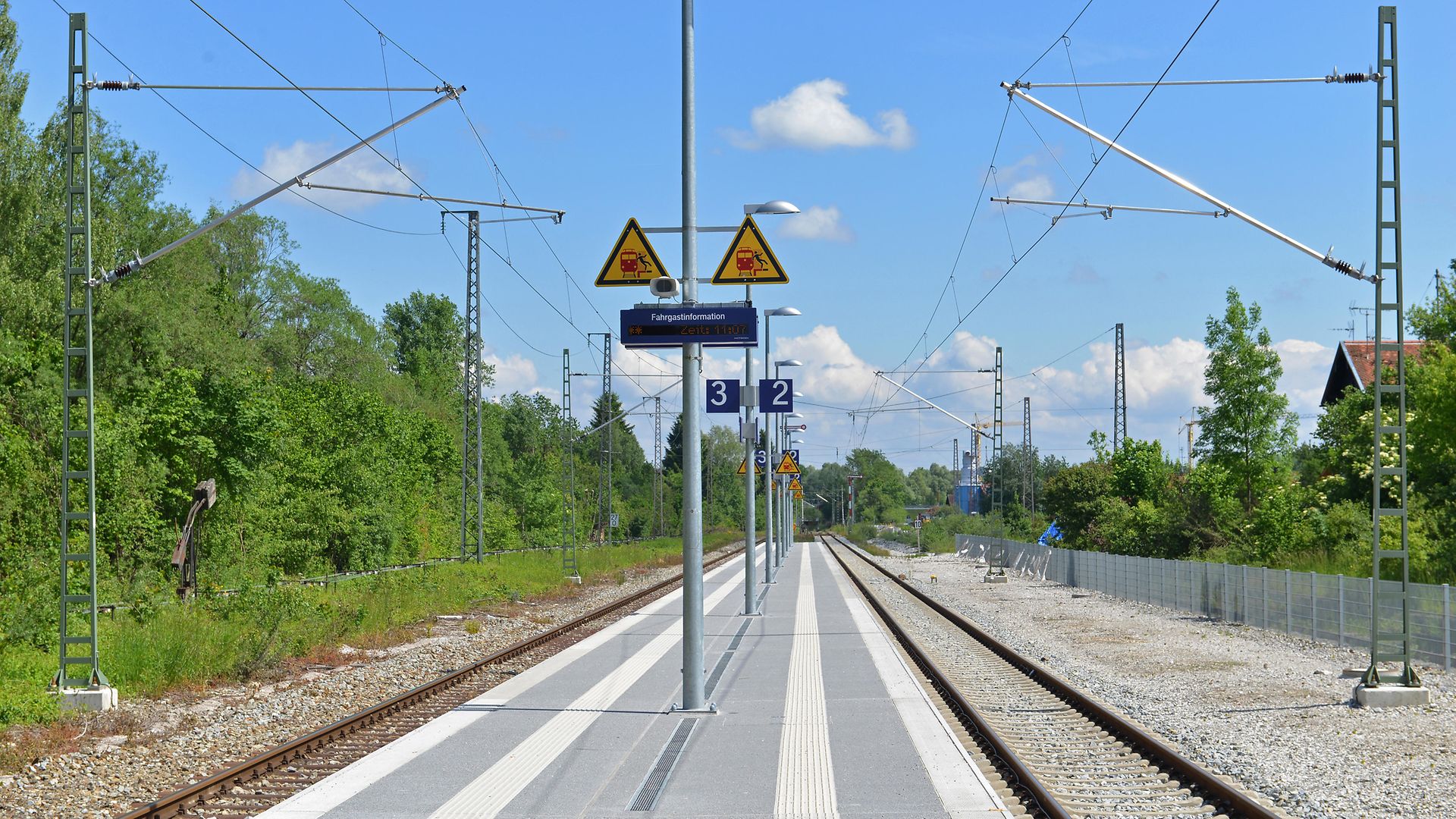 Dynamischer Schriftanzeiger an einem Bahnsteig