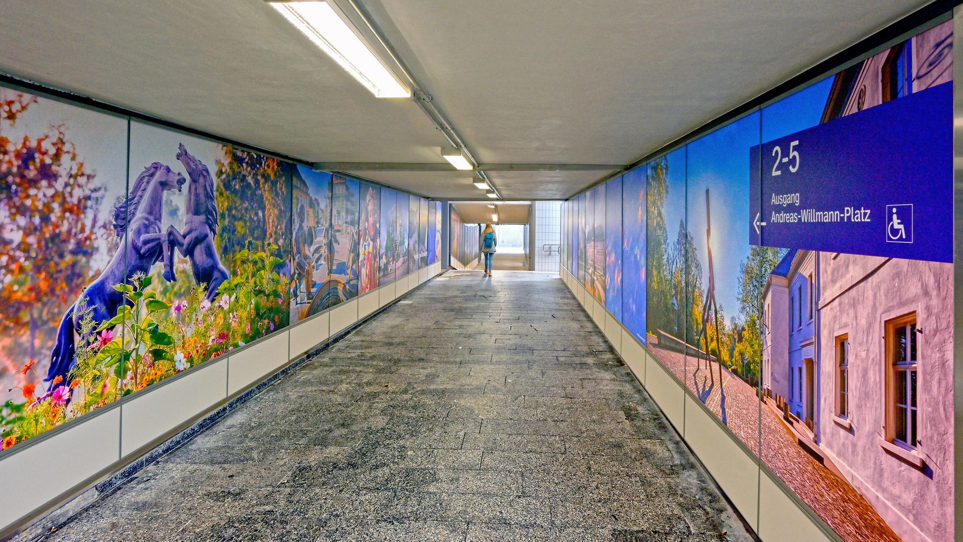 Taktile Wegeleitung zum Bahnsteig