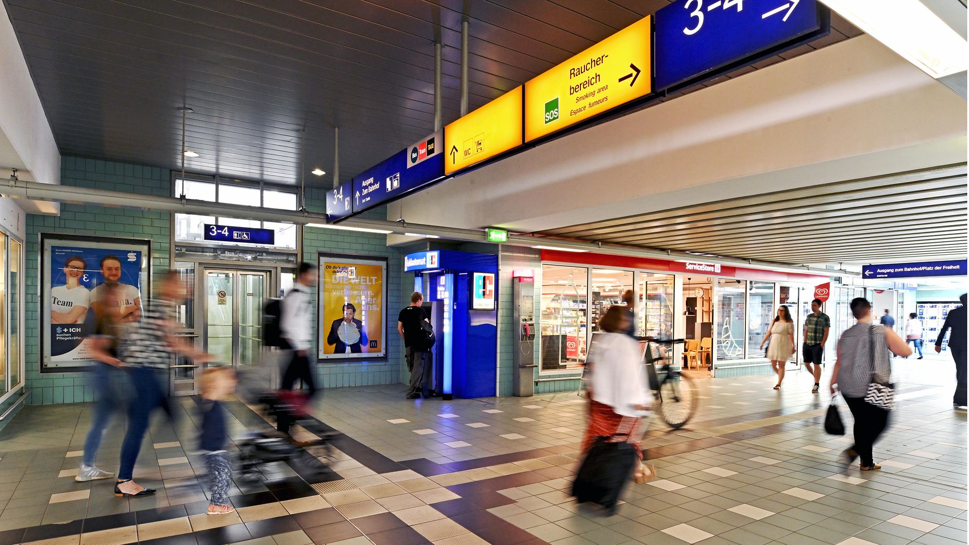 Taktile Wegeleitung im Empfangsgebäude zum Bahnsteig