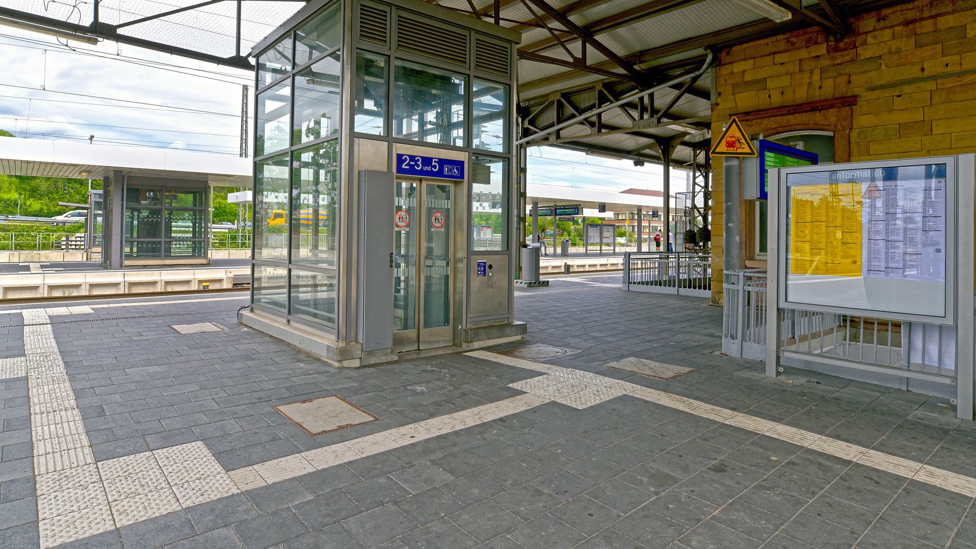 Taktile Blindenleitstreifen zeigen den Weg zu Aufzug und Bahnsteig