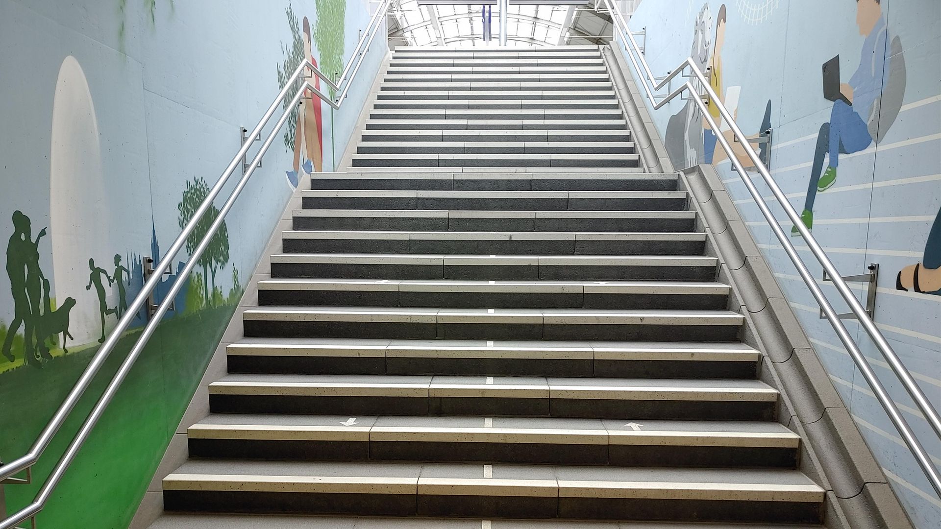 Weiße Markierung der Treppenstufen