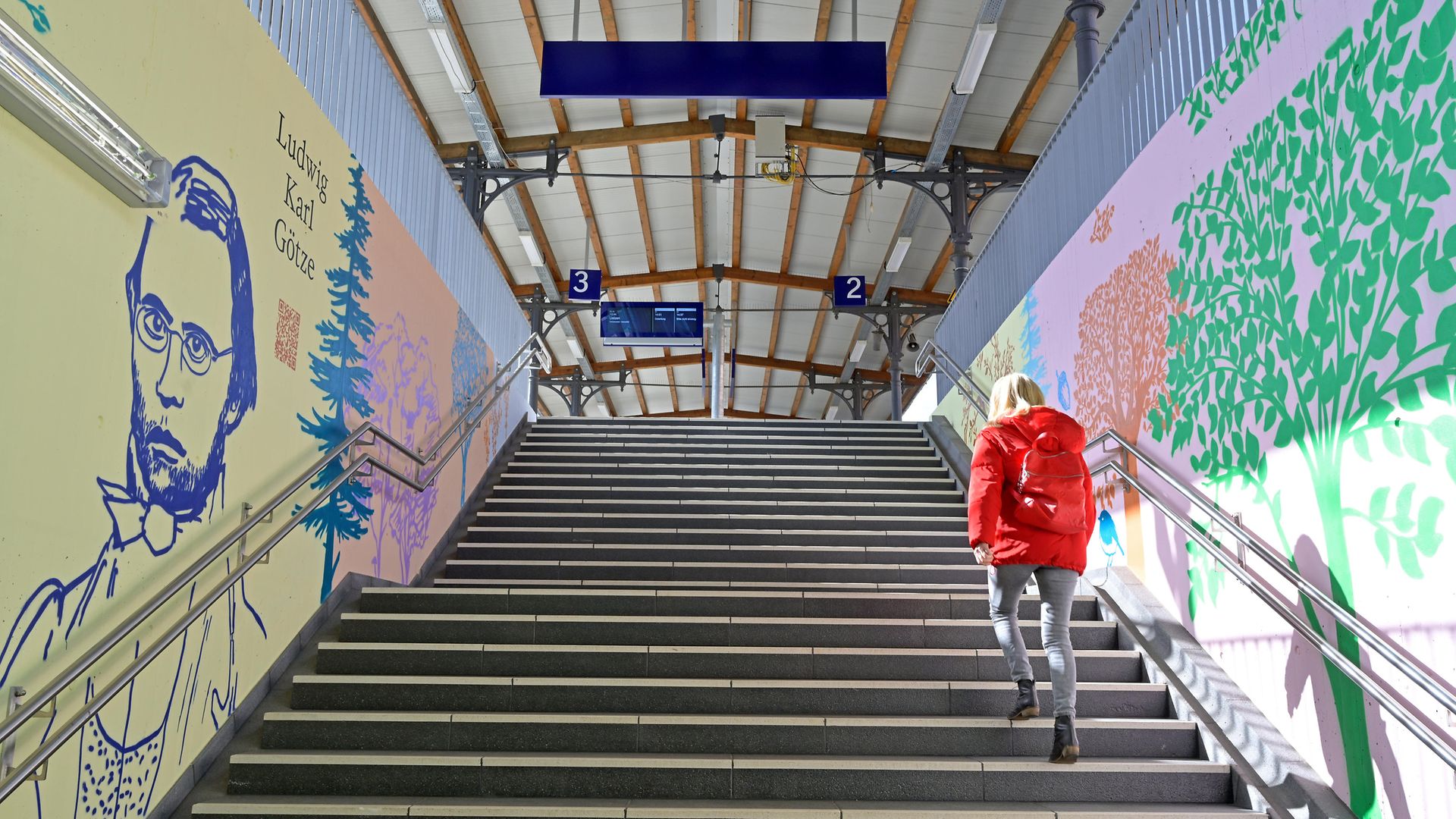Weiße Markierung der Treppenstufen