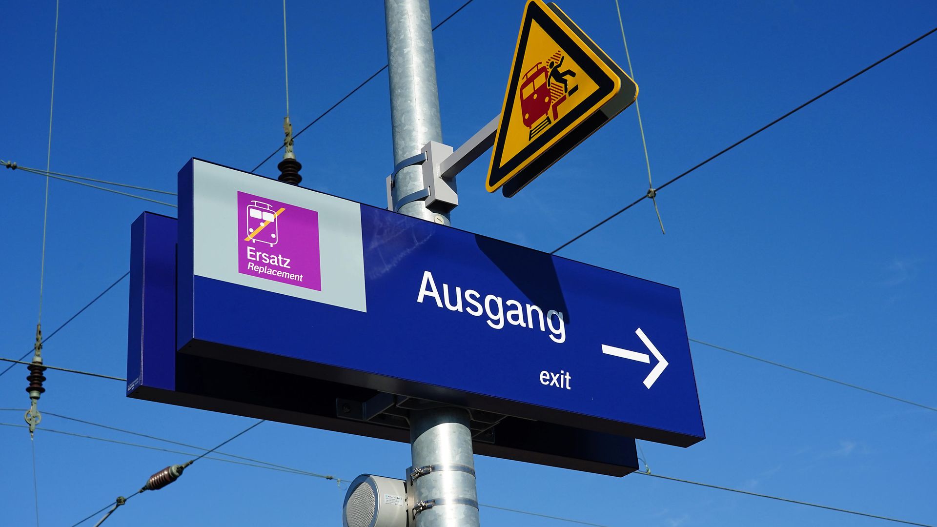 Wegeleitung am Bahnsteig mit Hinweis zum Ausgang