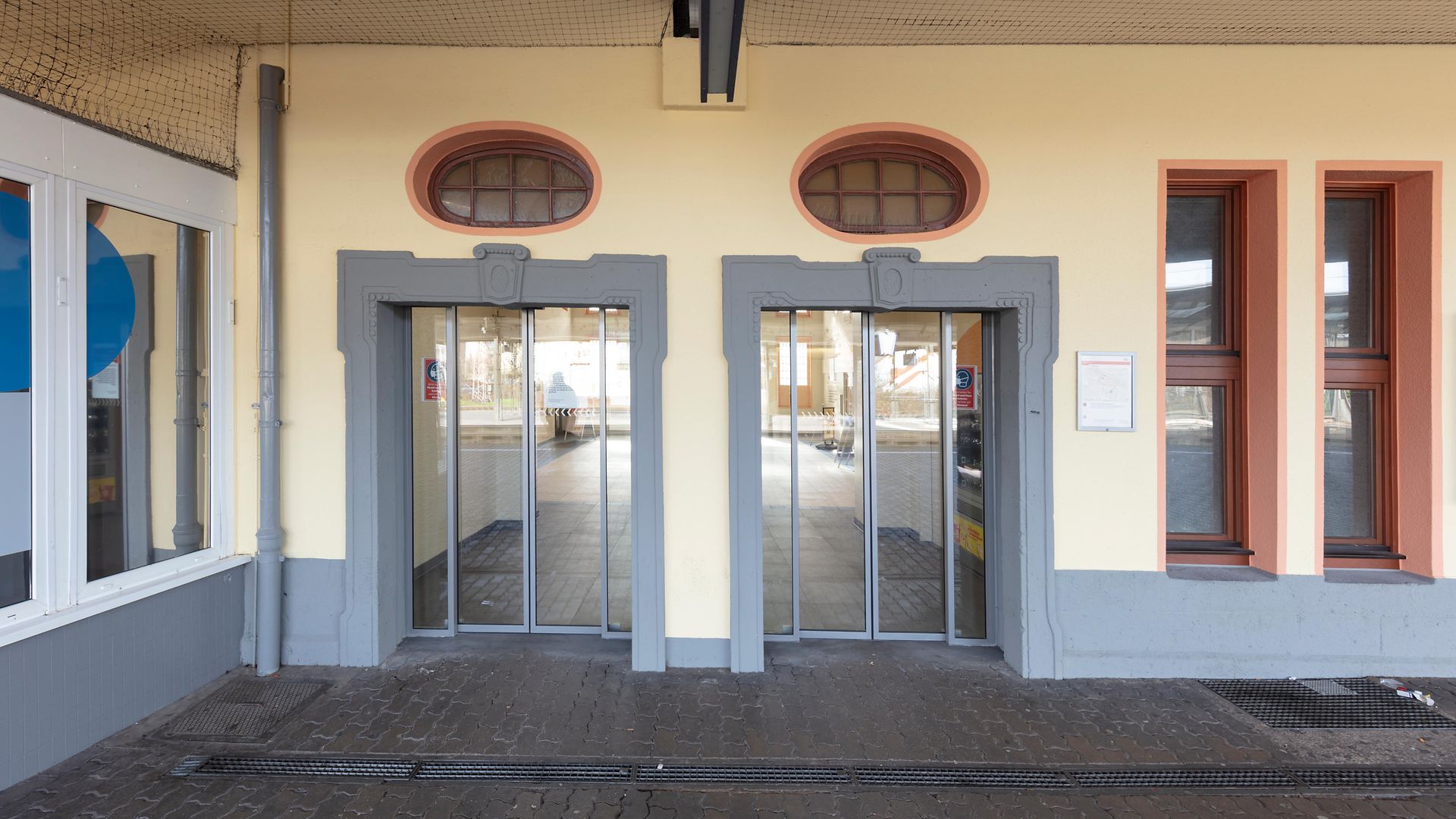 Zwei Automatiktüren bieten Zugang vom Empfangsgebäude zum Bahnsteig