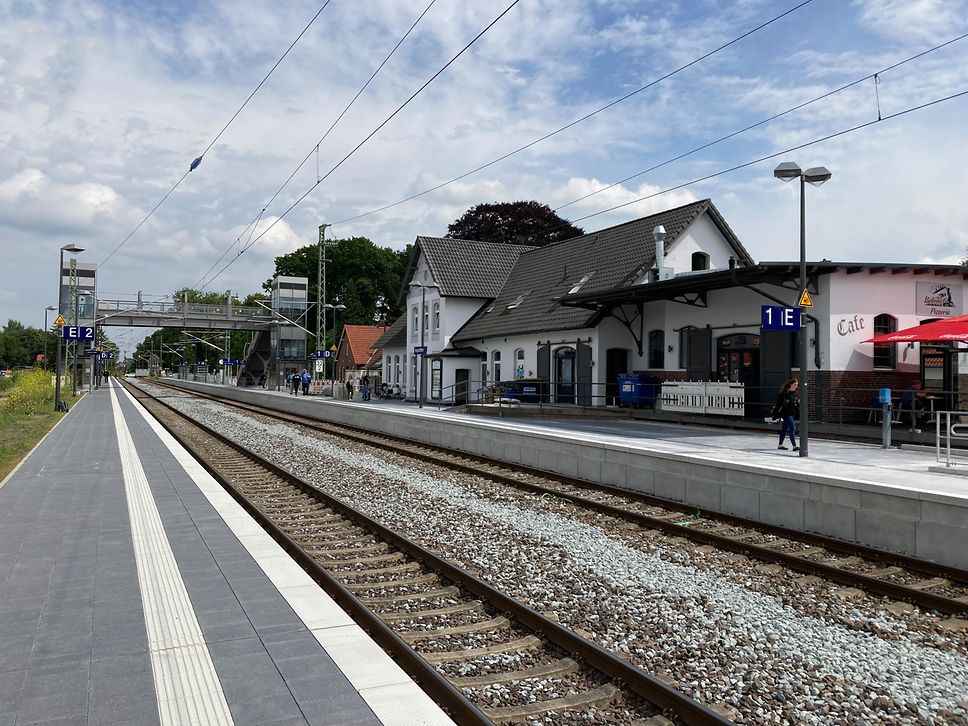 Blick auf den modernisierten Bahnhof Augustfehn