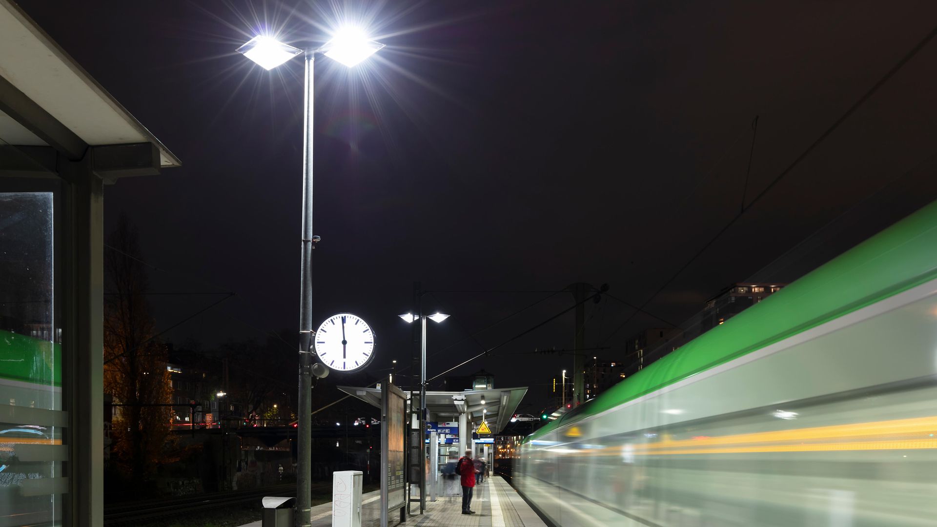 Der Blick auf die Bahnsteige des Bahnhofs Düsseldorf Zoo am Abend