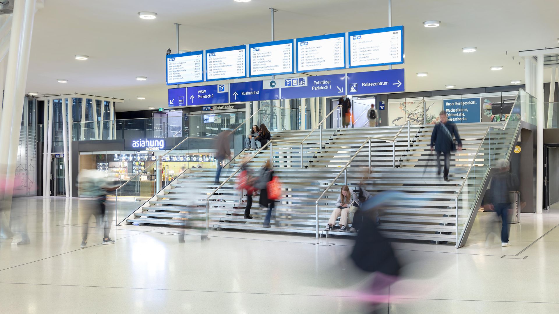 Der Blick in die Empfangshalle des Hauptbahnhofs Wuppertal
