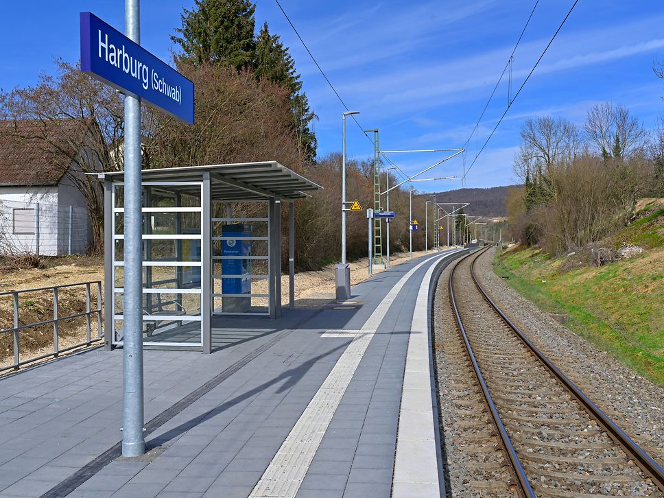 Blick auf die Bahnsteigausstattung am Bahnhof Harburg (Schwab)