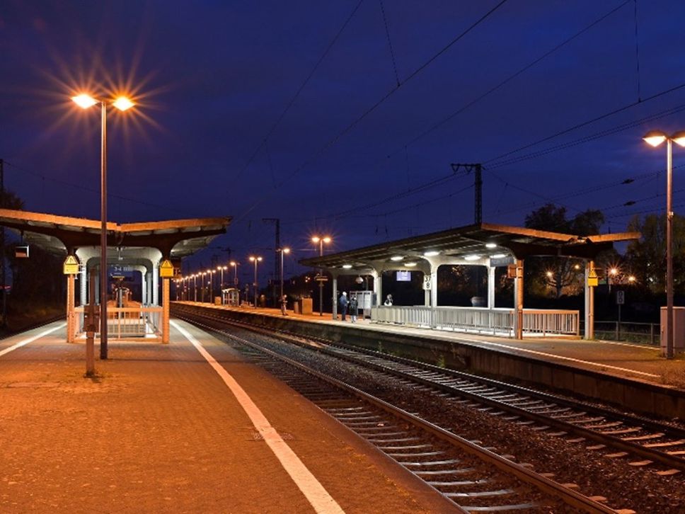 Bahnsteige Wiesbaden Ost vor der LED-Umrüstung