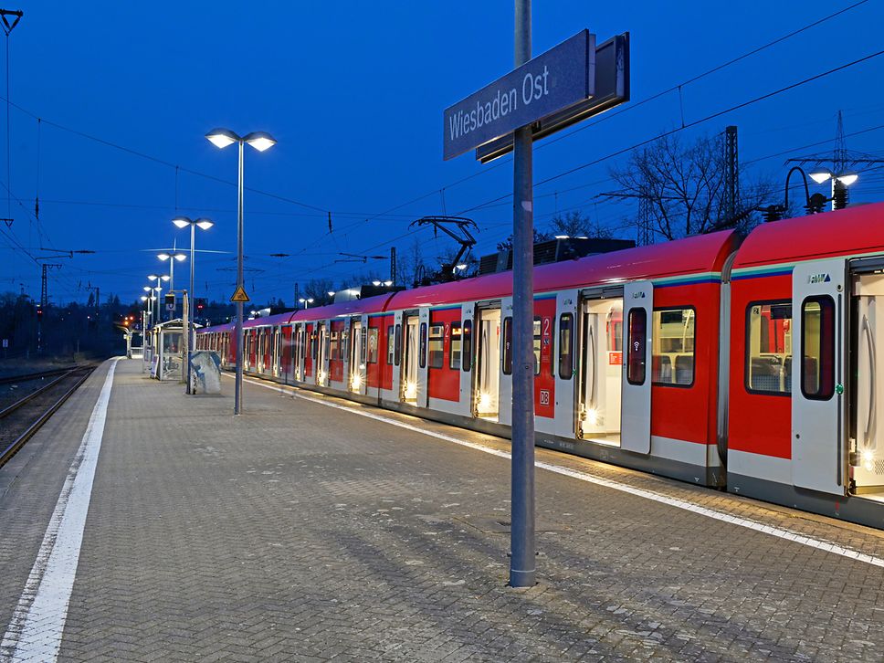 Bahnsteige Wiesbaden Ost nach der LED-Umrüstung