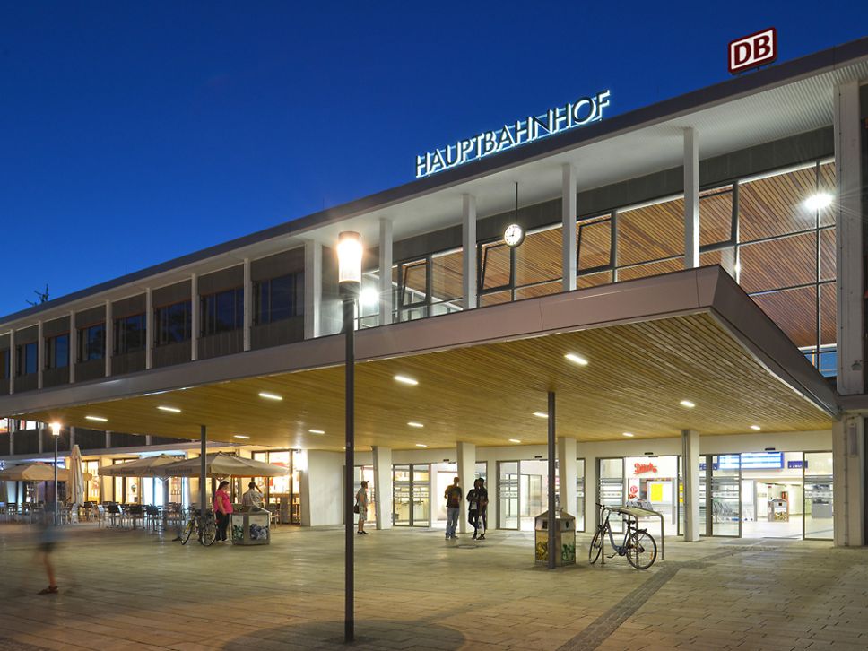 Blick auf das sanierte Empfangsgebäude des Hildesheimer Hauptbahnhofs bei Nacht