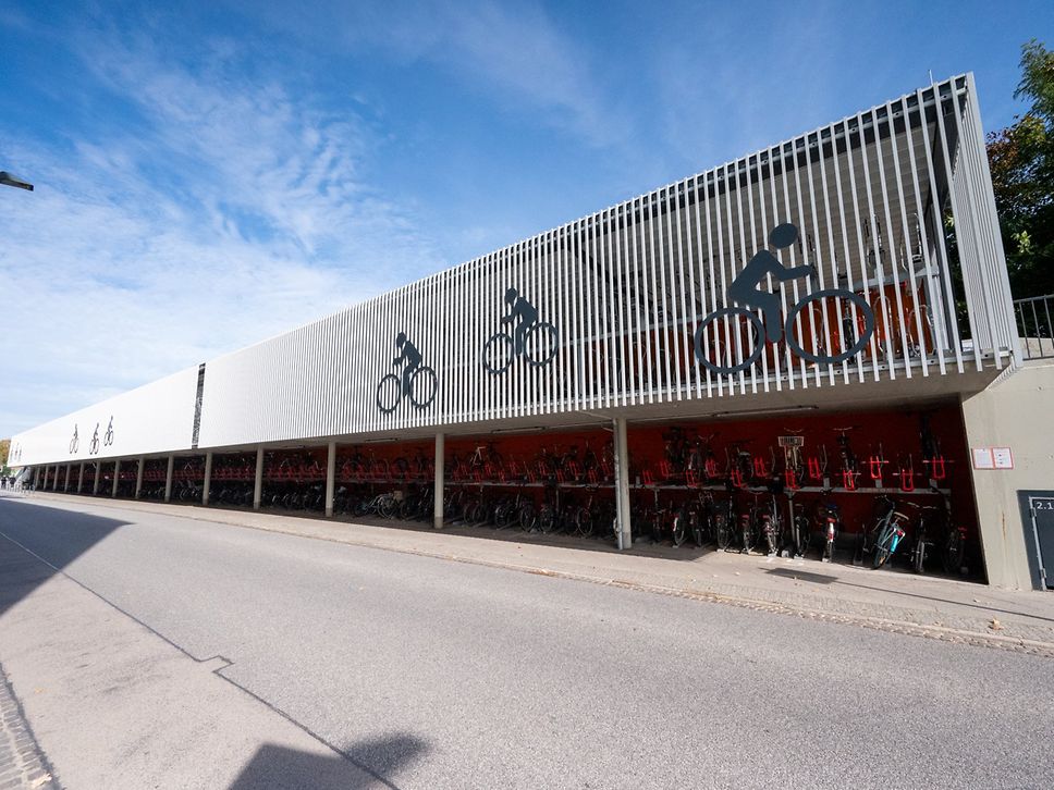 Das Fahrradparkhaus in Oranienburg in unmittelbarer Bahnsteignähe