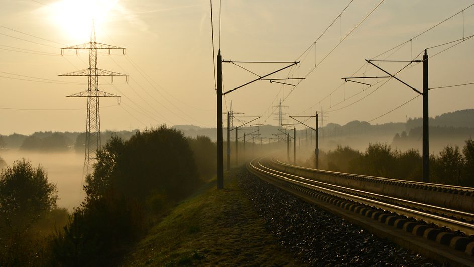 Bahnstrom - Im Morgennebel an der der SFS Köln - Rhein/Main