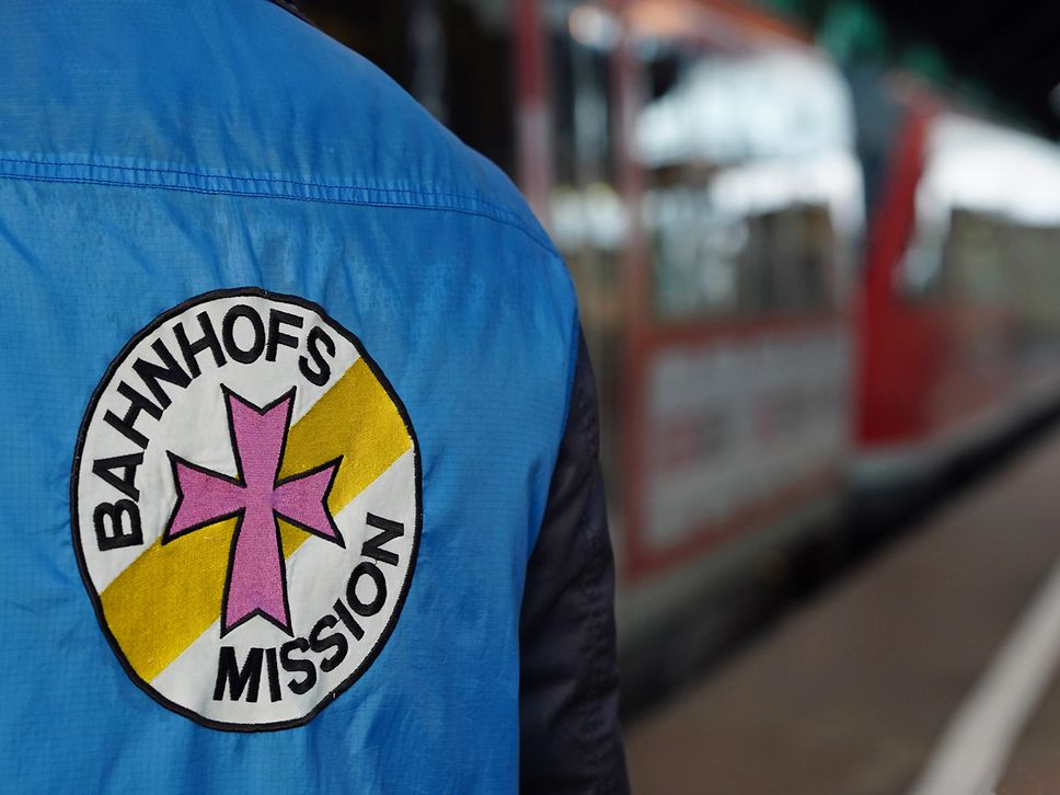 Nahaufnahme eines Mitarbeitenden der Bahnhofsmission