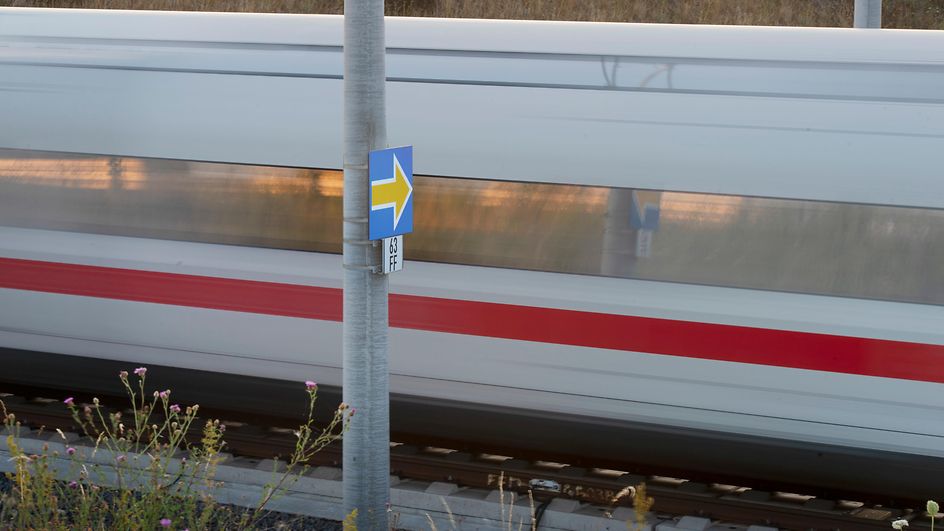 ETCS Signal, gelber Pfeil auf blauem Grund. ICE in Bewegungsunschärfe