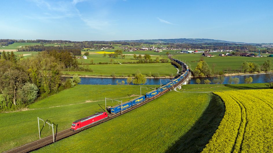 Güterzug fährt durch die Schweiz