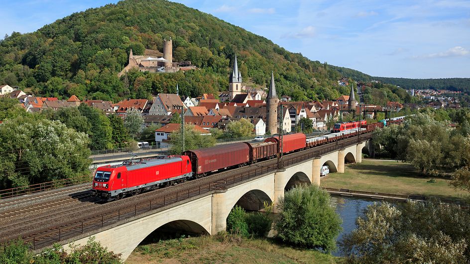 DB Cargo mit Ellok Baureihe 187 überquert den Main mit einem Güterzug des Einzelwagenverkehrs