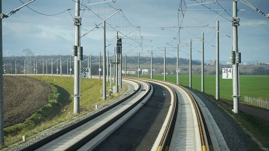 Blick aus einem Führerstand eines ICE T auf die Schnellfahrstrecke