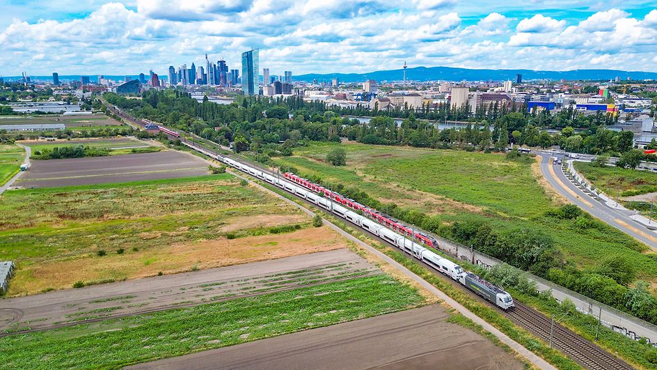 Frankfurter Skyline mit Bahnstrecke