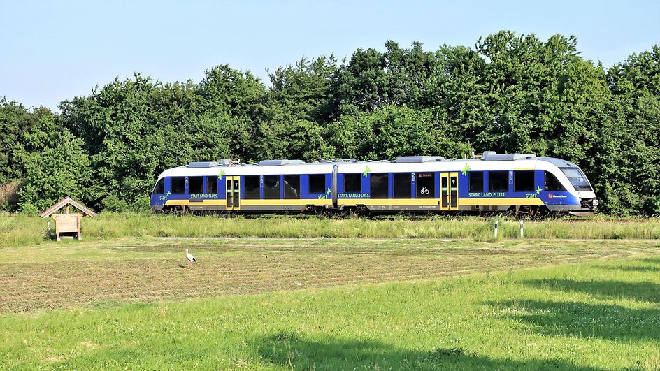 Regionalbahn von Löhne nach Hildesheim zwischen Veltheim und Rinteln.