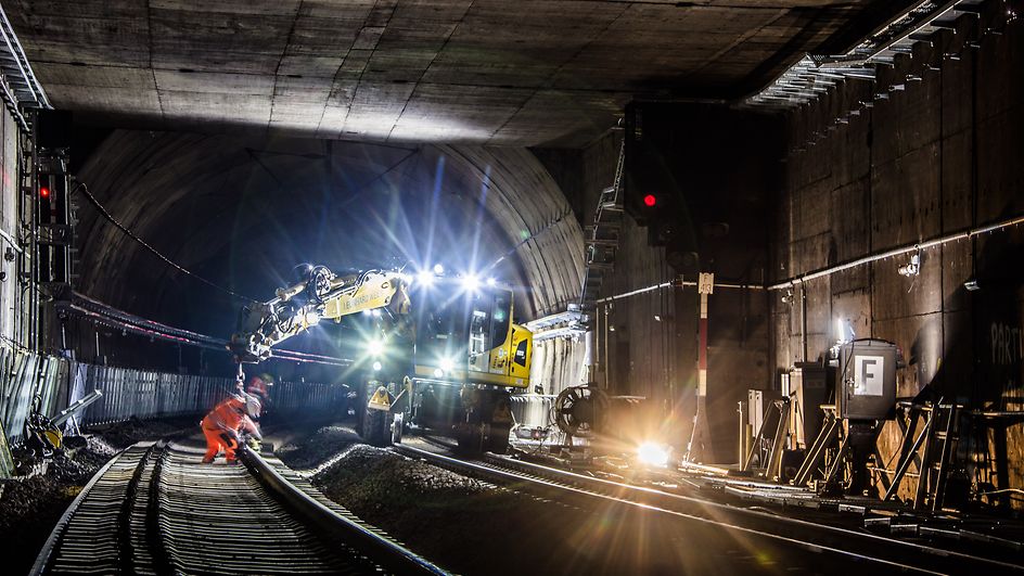 Tunnelbauarbeiten bei Nacht