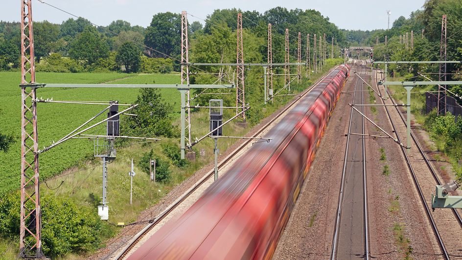 Symbolfoto mit Güterzug von DB Cargo