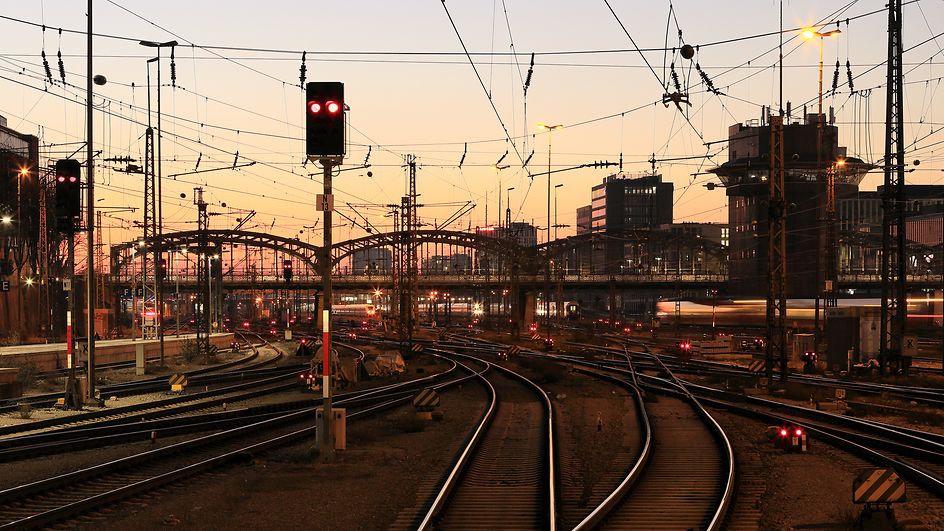 Der Hauptbahnhof der bayerischen Landeshauptstadt München in der Abenddämmerung.