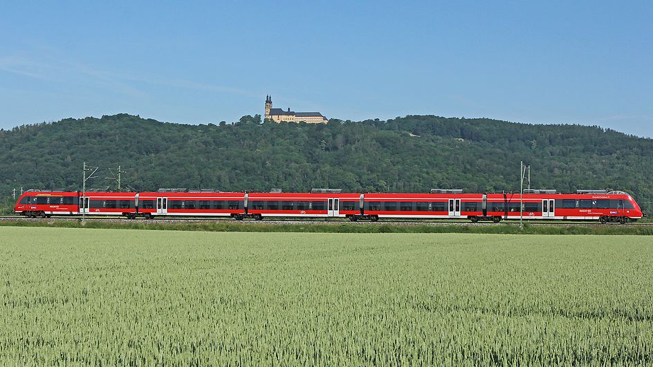 Symbolbild - DB Regio "Franken-Thüringen-Express" mit Baureihe ET 442 bei Lichtenfels mit Kloster Banz